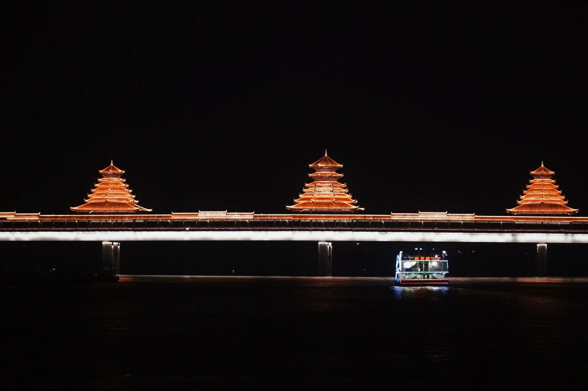 百里柳江在柳州城中蜿蜒而过,柳江两畔的夜景超级浪漫,摩登大楼与仿古