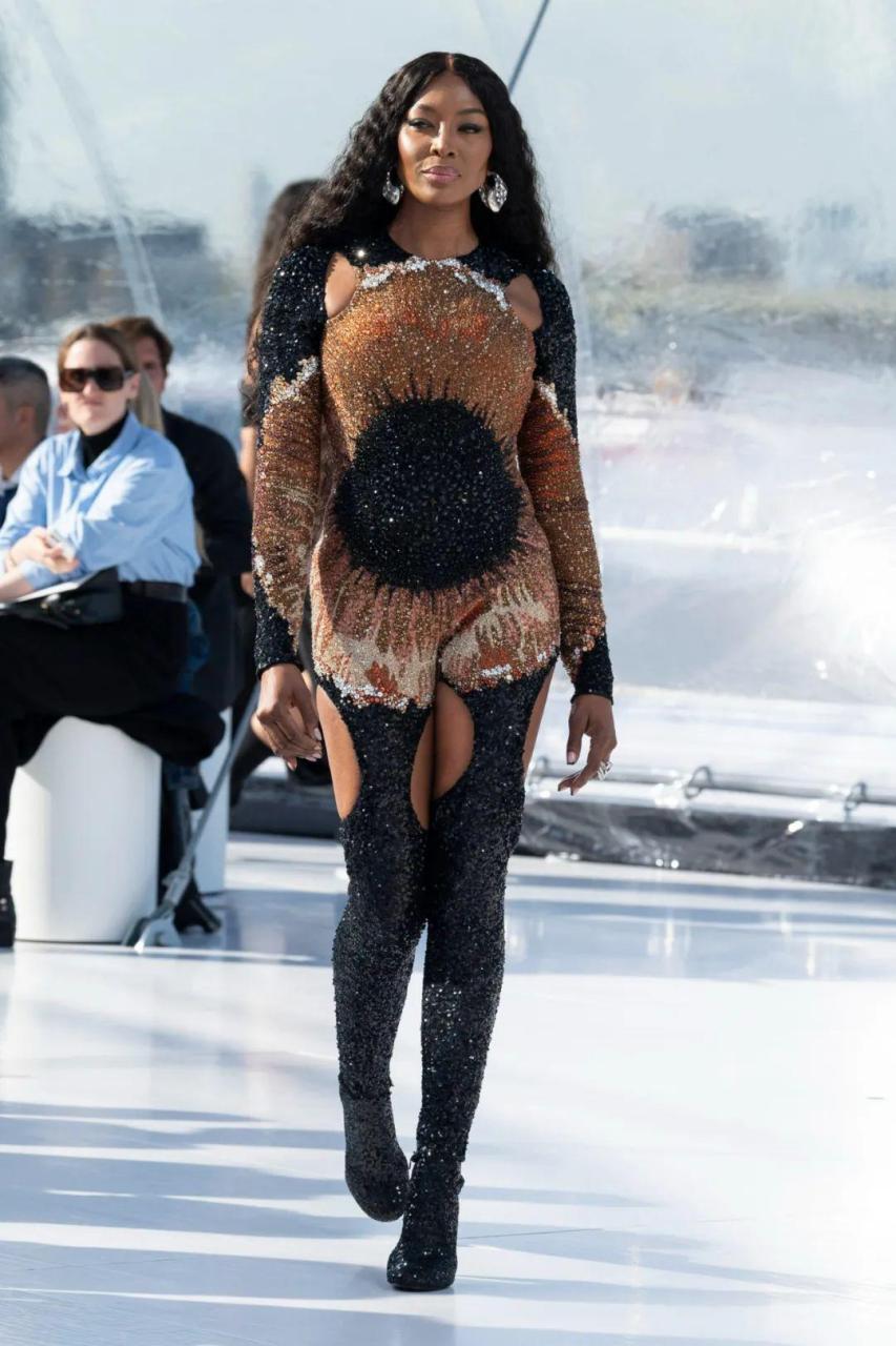 老牌超模"黑珍珠" 娜奥米·坎贝尔 naomi campbell 亮相 alexander