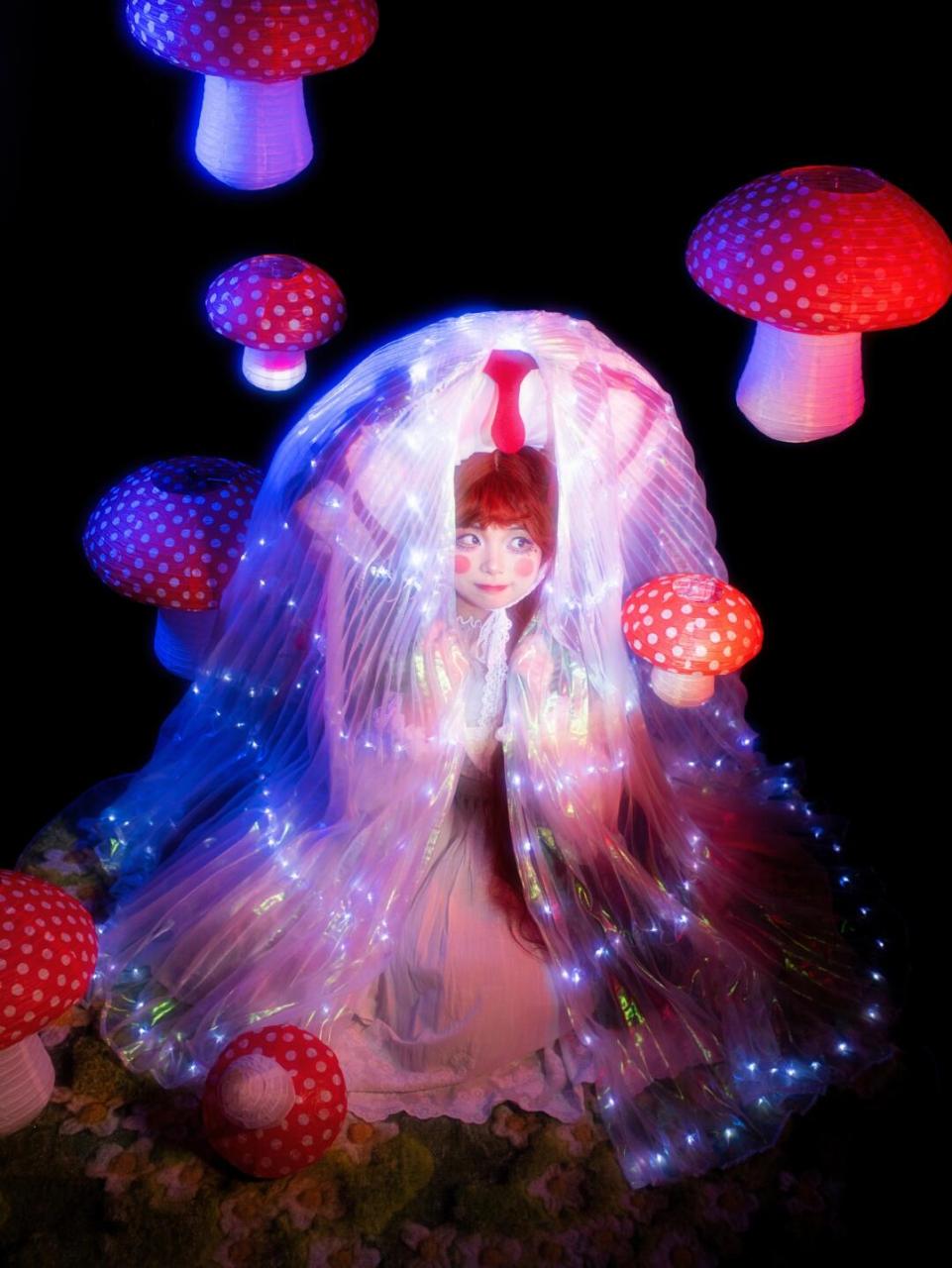 蘑菇蘑菇～ 血齿菌拟人 #怪诞美学# #蘑菇拟人##摄影写真# #毒蘑菇