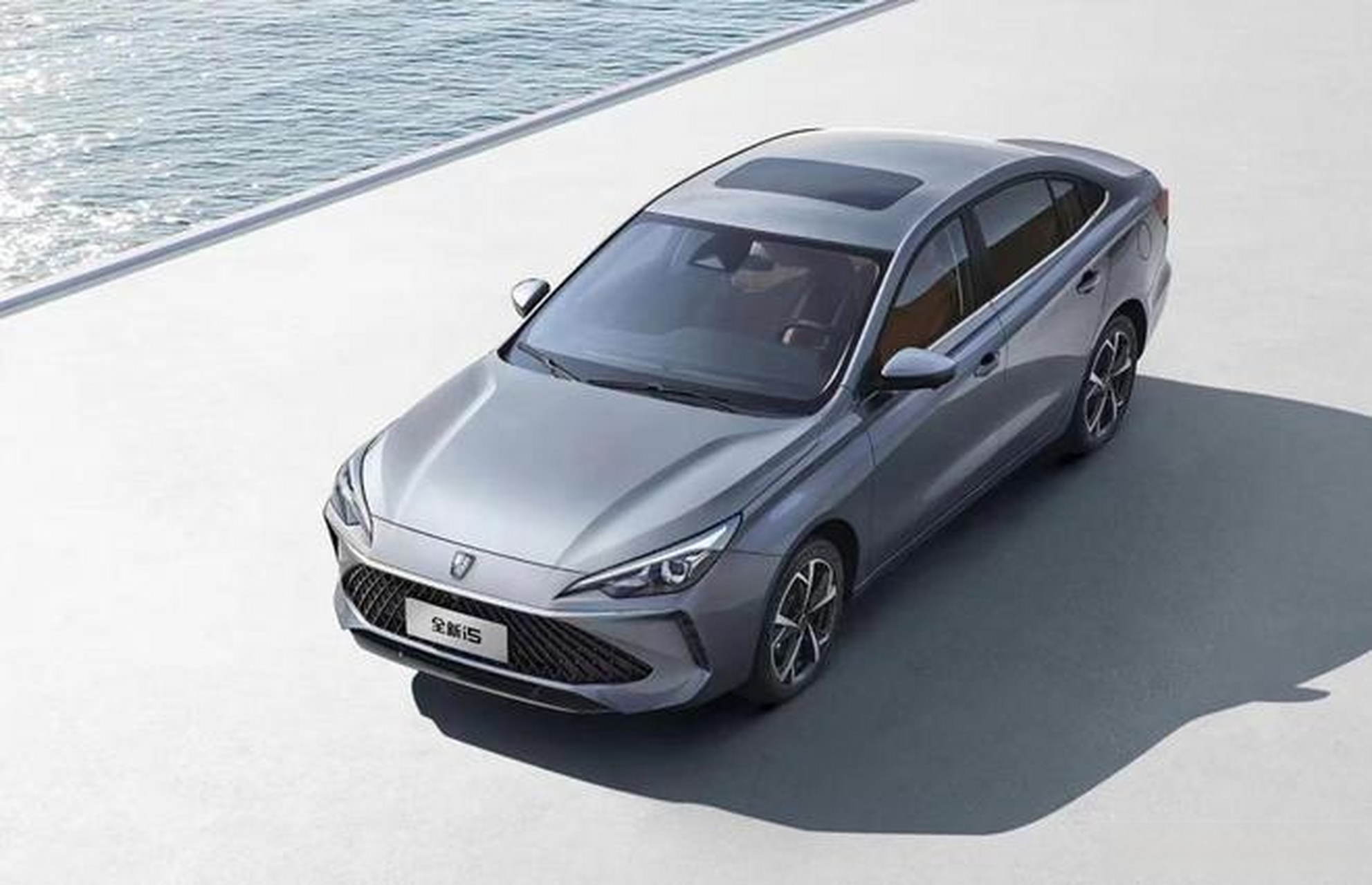 89万元起  7月12日,新款荣威i5正式上市,新车共推出5款配置,售价区间