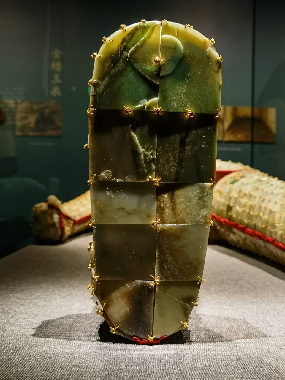 汉韵古彭城 魅力新徐州 这件金缕玉衣出土于徐州狮子山西汉楚王墓,是