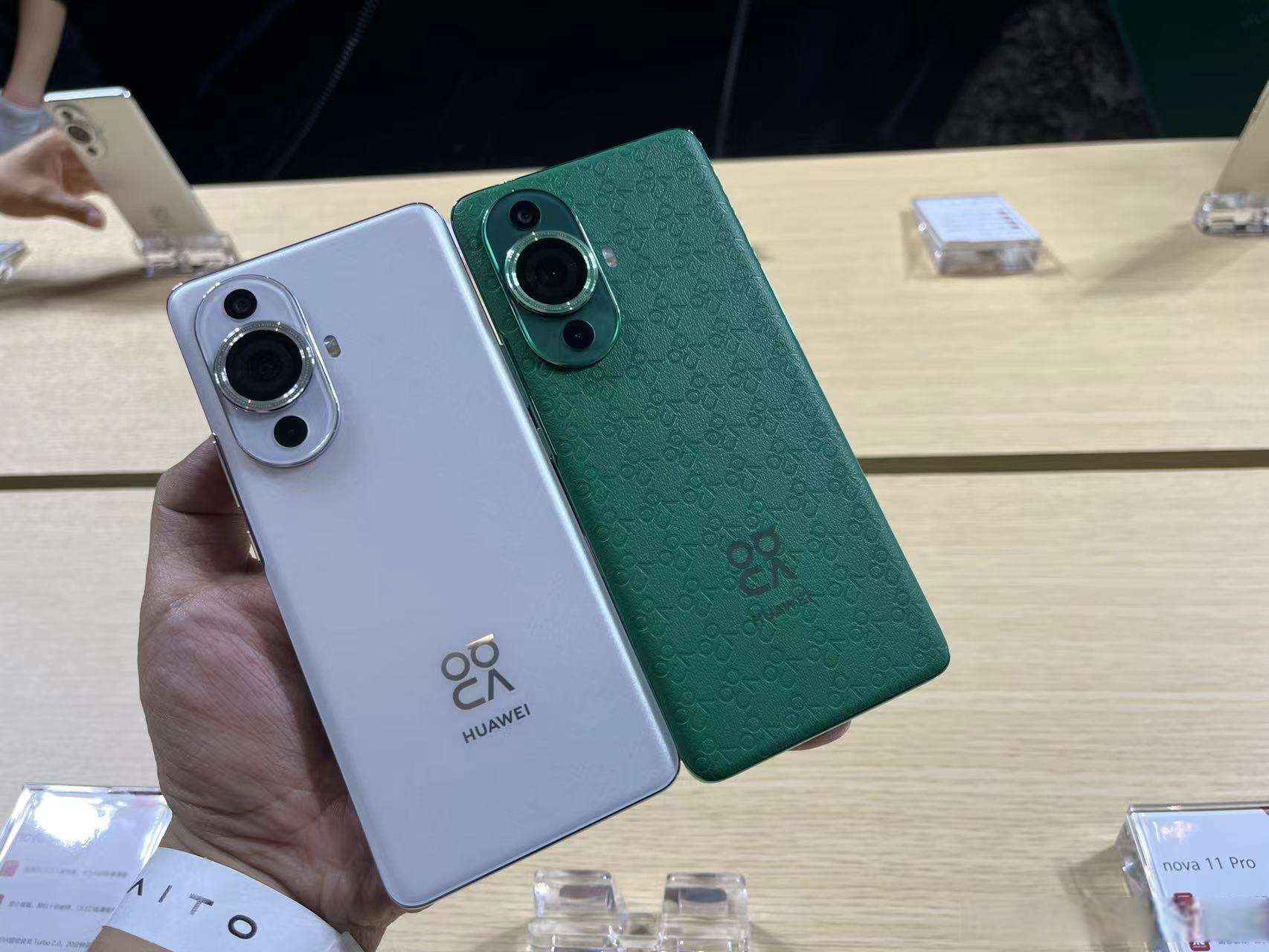 华为nova 11系列带来11号色,曜金黑,雪域白,晨曦金四款配色.