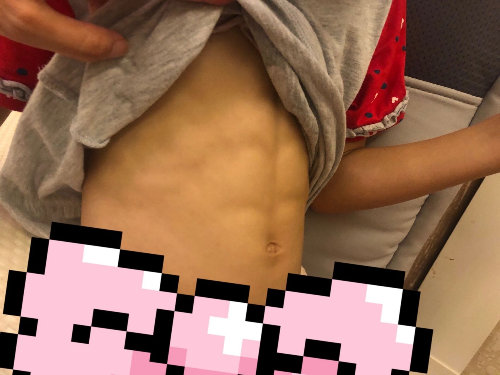 这是一个六岁女孩的腹肌 游泳快10个月了,腹肌就是很好的证明,每天