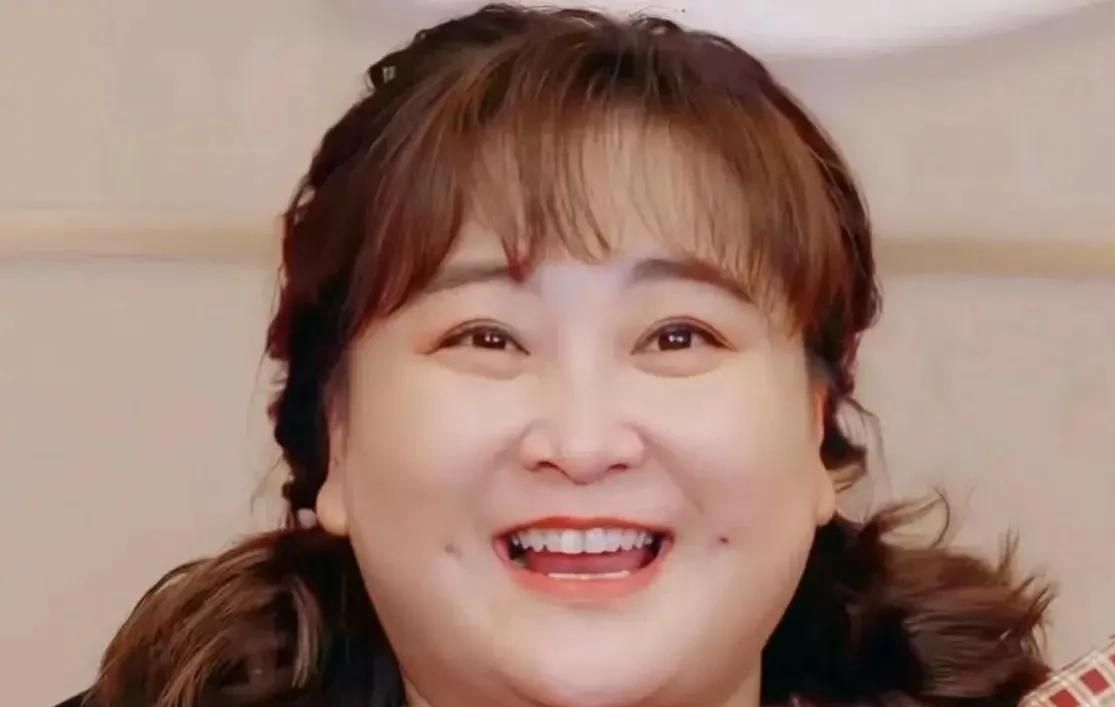 贾玲,这位曾以胖胖身材和甜美酒窝征服观众的女喜剧人,如今却陷入了
