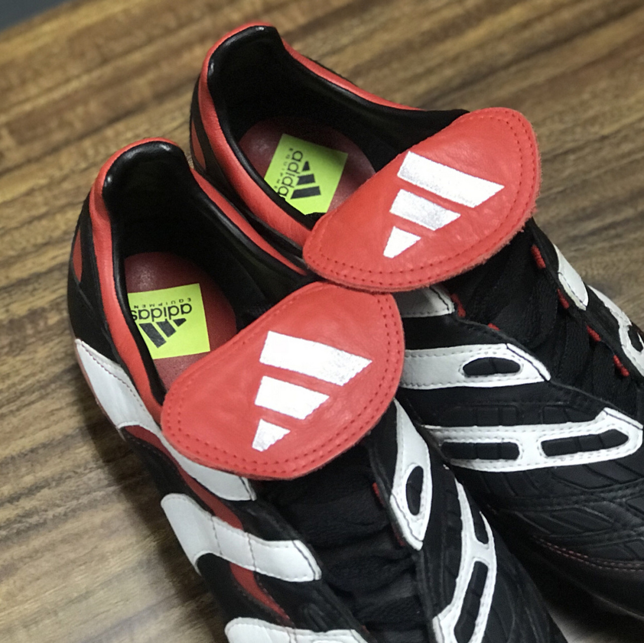 这货产于1998年,今年19岁……全新的一双元年adidas 猎鹰四代足球鞋真