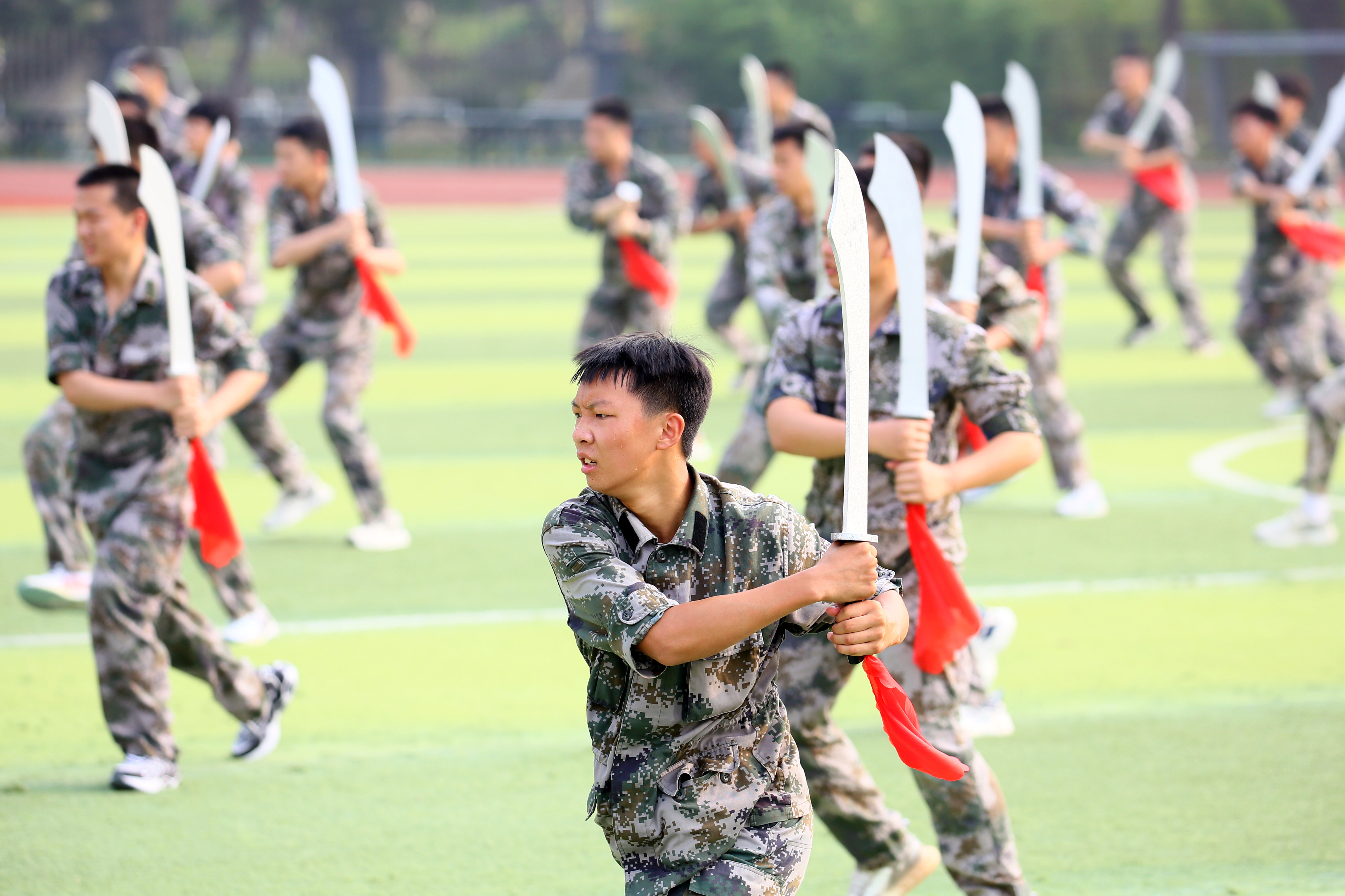 伴随着响亮的口号声,同学们表演了队列,匕首术,擒敌拳,破锋刀等技能.