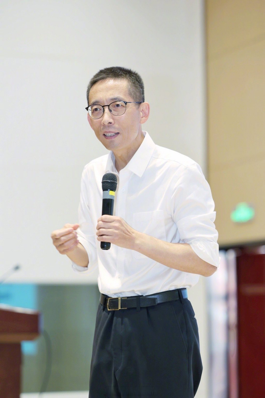 中国科学院院士,西湖大学校长施一公走进郑州外国语学校,为现场学生
