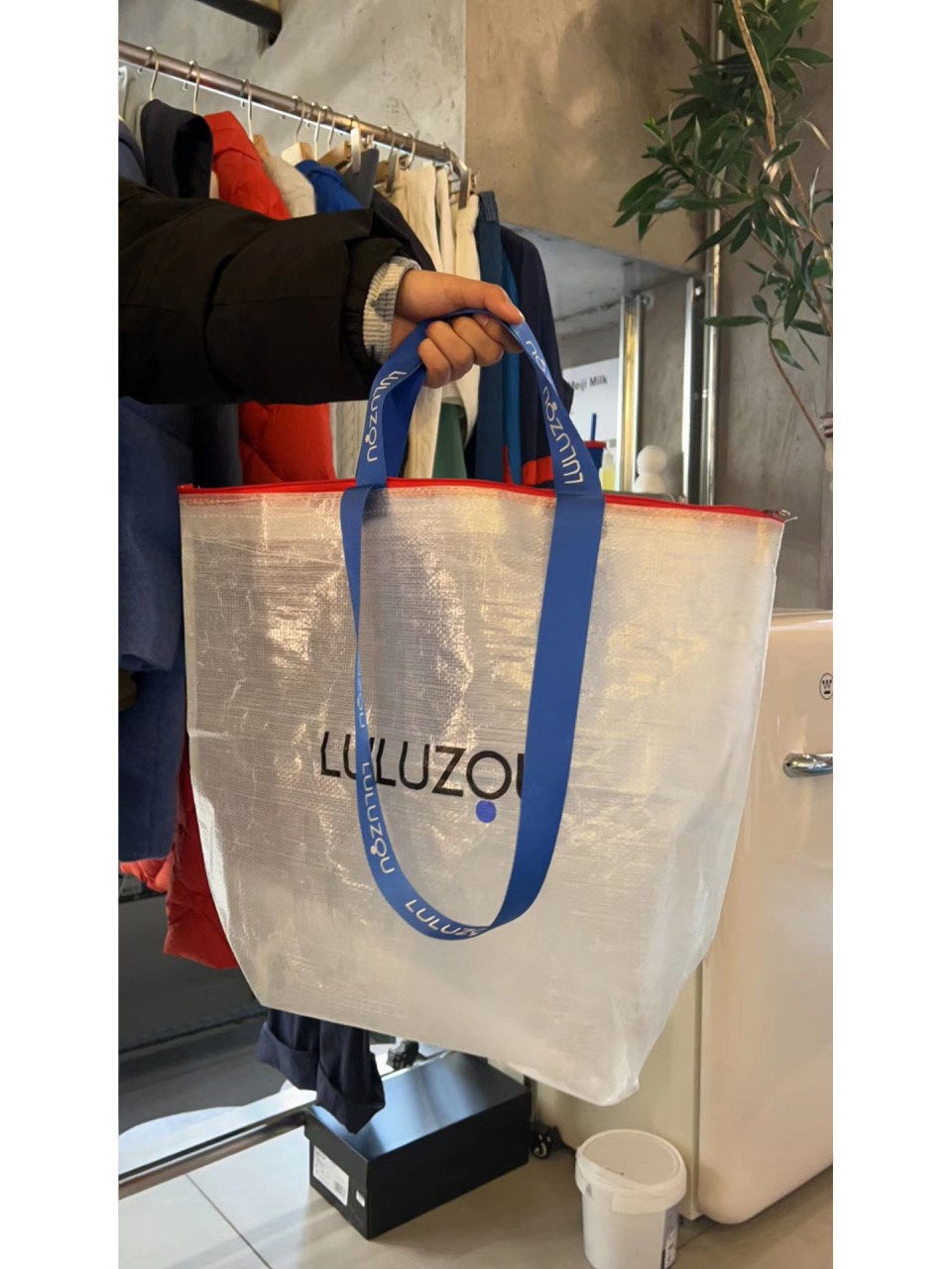 透明编织手提袋 购物袋 半透感 蓝色手提 红色拉链(可有可无) 是不是