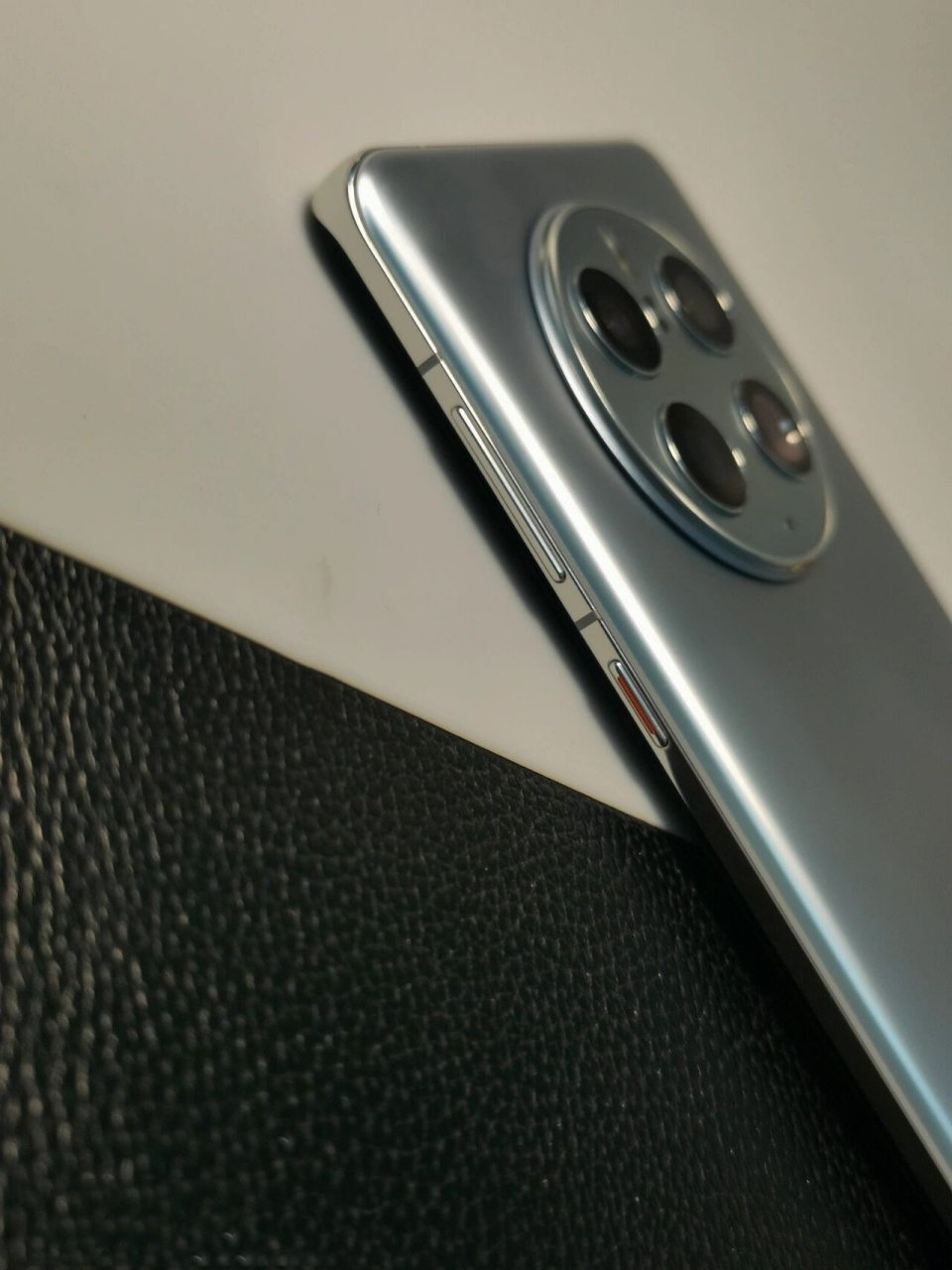 买对了!华为mate50pro冰霜银 美就一个字!尤其是在晚上,锃光瓦亮的.
