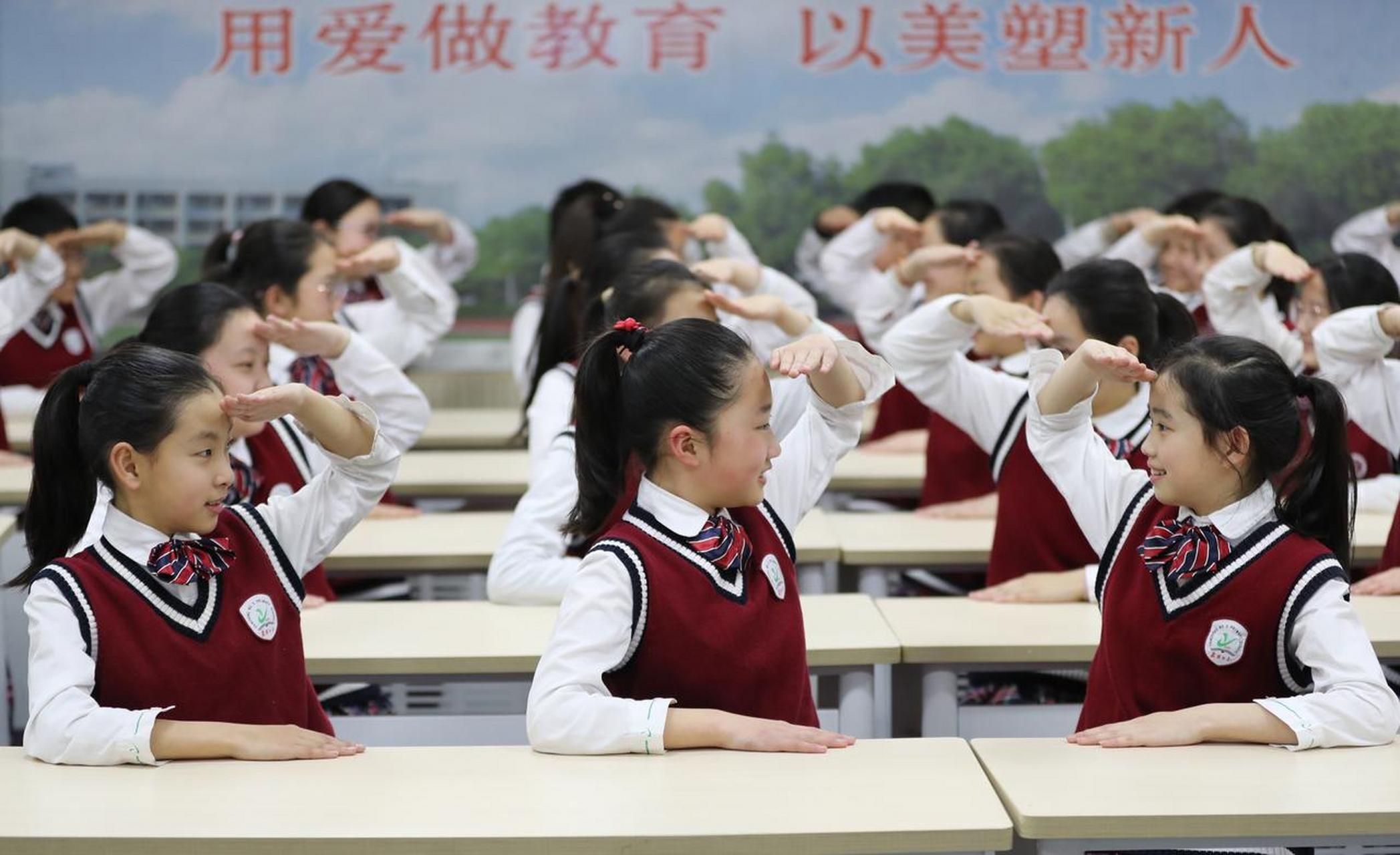 3月25日,江苏省盐城市第二小学举行了主题为"指尖飞扬 舞动七彩童年"