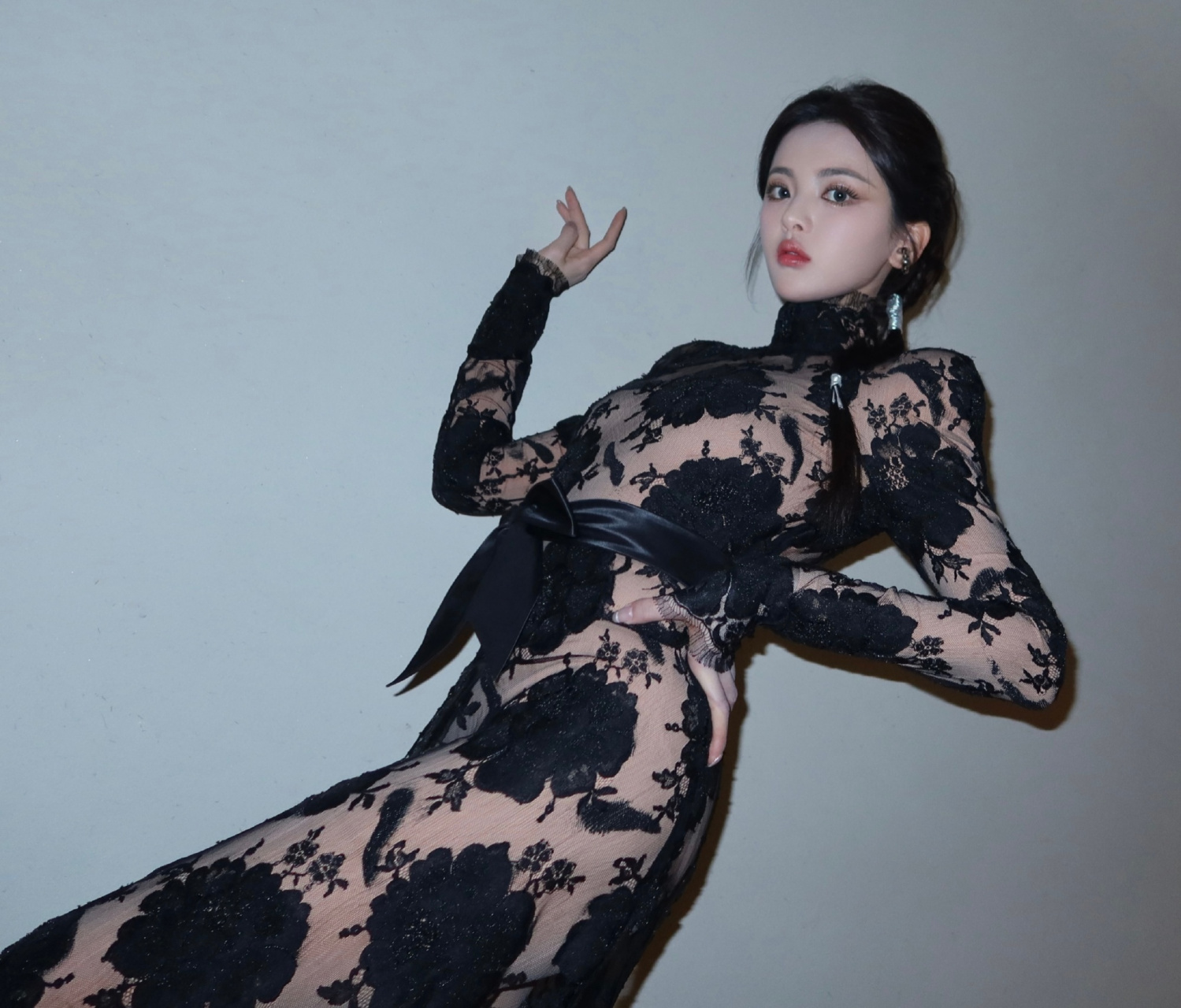 杨超越墨色蕾丝长裙风情满满