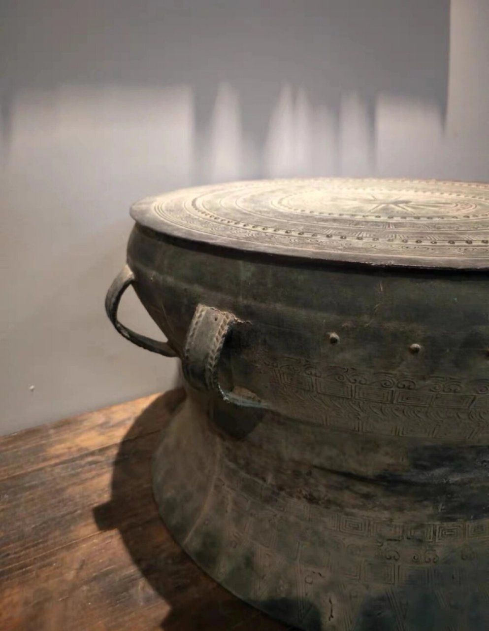 广西壮族铜鼓,直径48cm 高27.5cm. 文人空间陈设雅器!