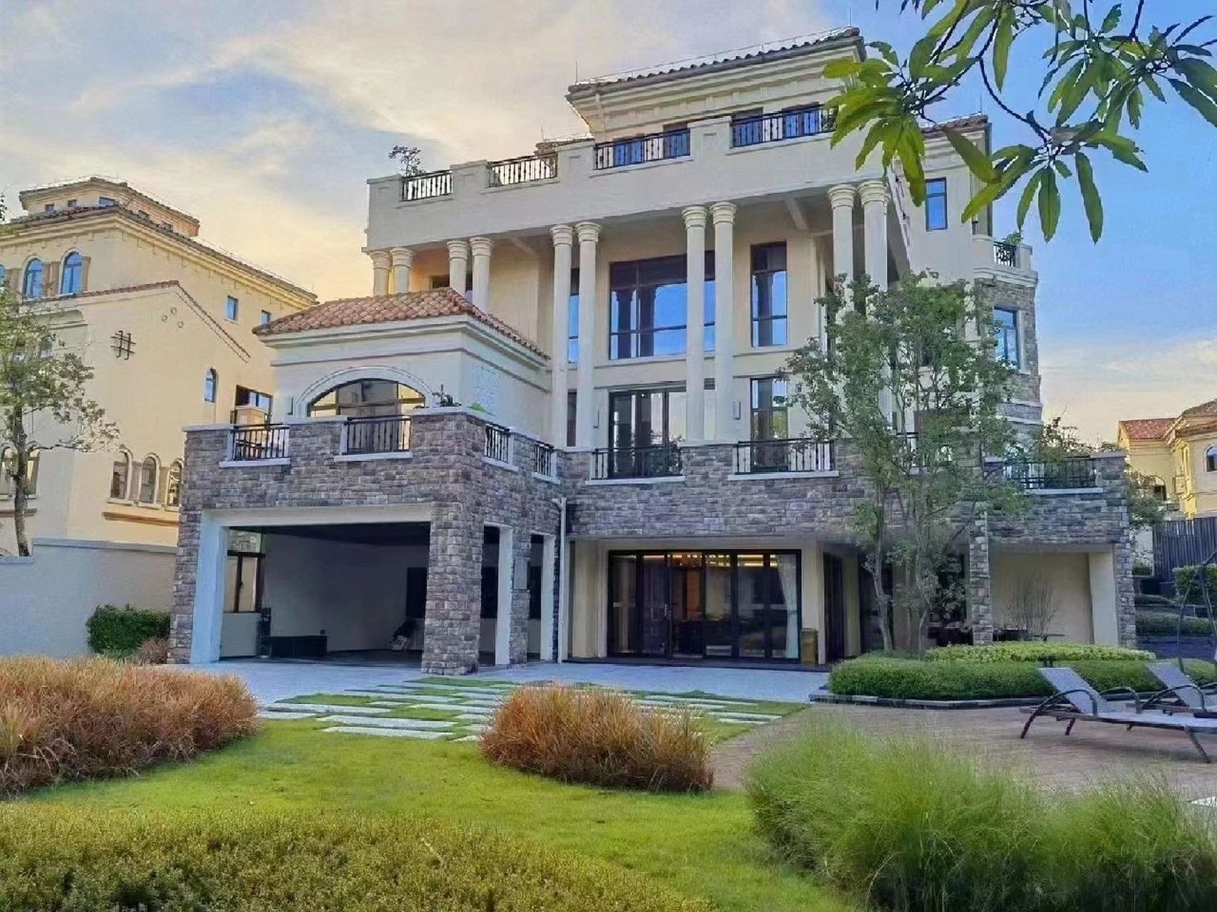 惠州最便宜的独栋别墅 临湖端头位独栋别墅,合同面积560平,总共分上下