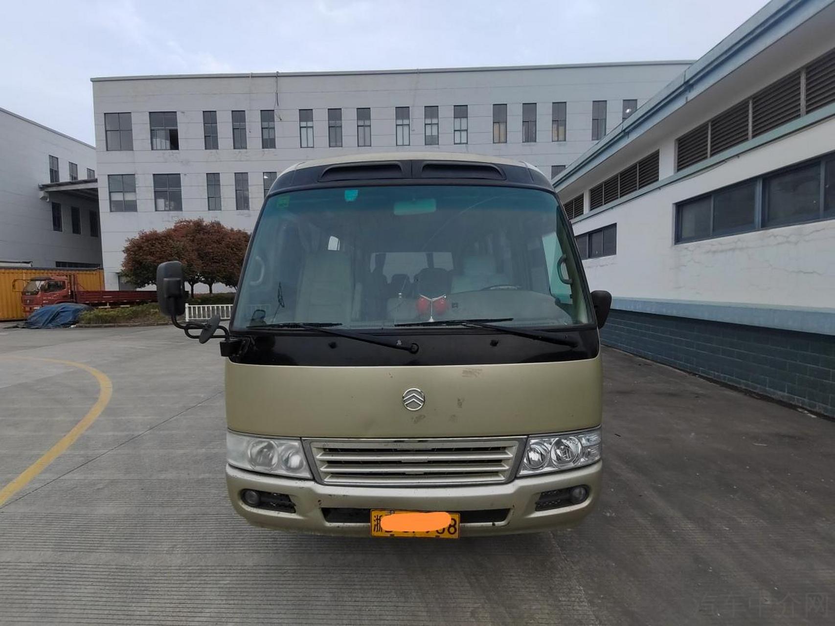 1万元上牌日.金龙中型客车19座 售价:5.