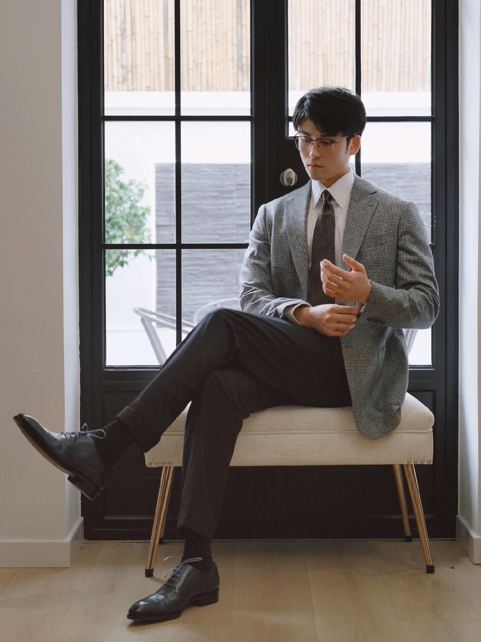 一个西装佬,腿翘越高越拽🦵🏻