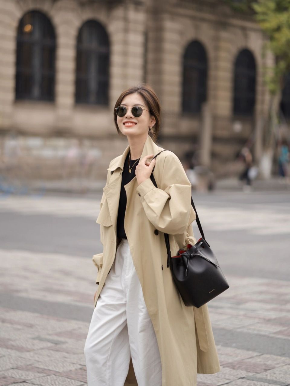 初秋利用率最高的单品之一就是卡其色风衣03,经典百搭,很有电影感