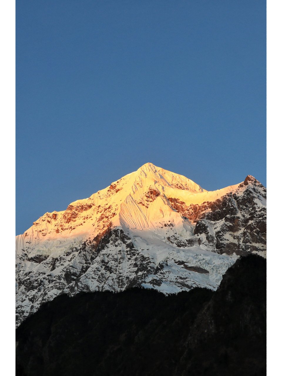 梅里雪山日照金山 特写高清竖屏 梅里雪山日照金山 特写高清竖屏 壁纸