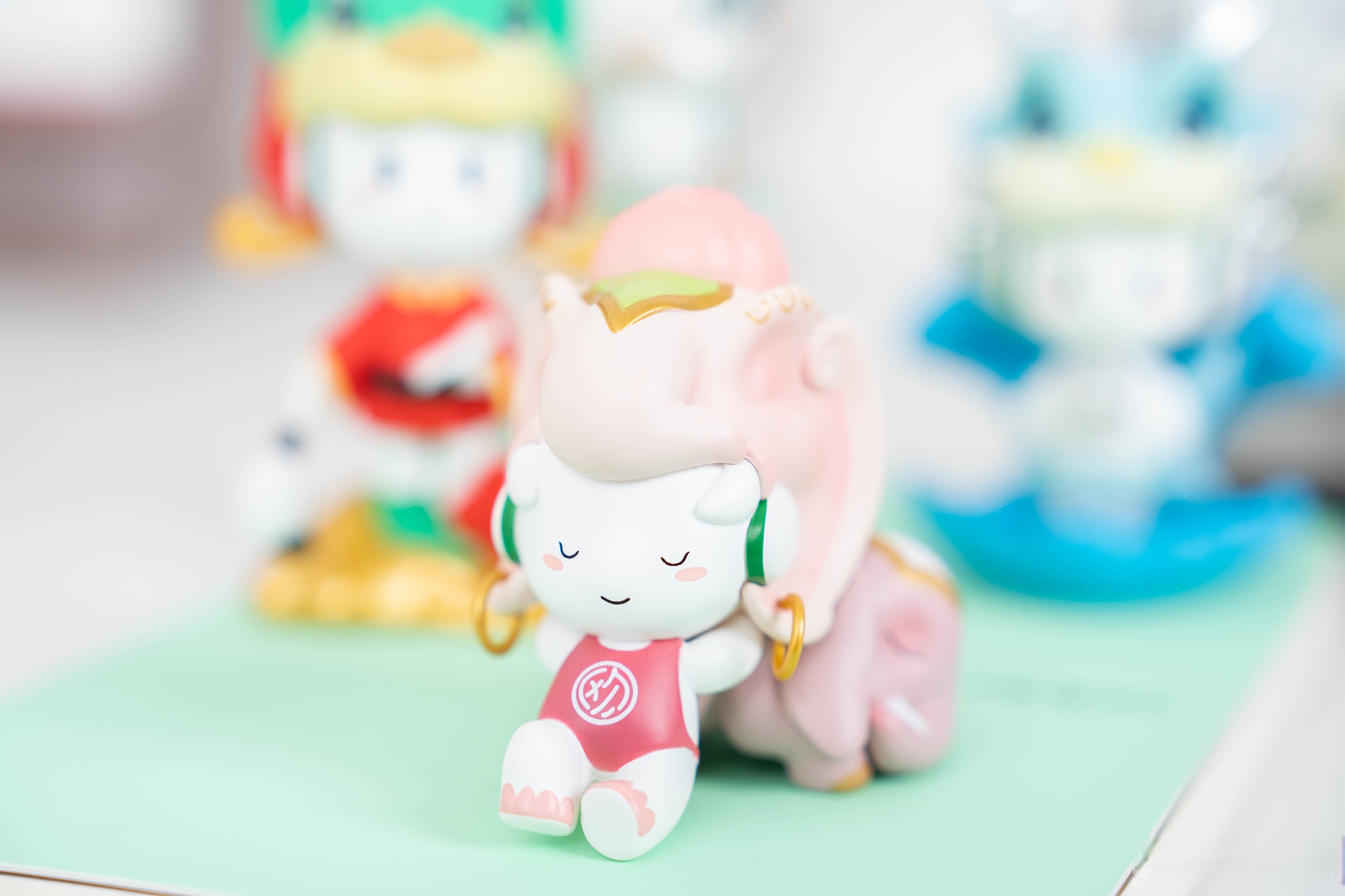 里面有以网绿小欧为原型的7个盲盒公仔,分别是驺吾,白泽,貘,鸱吻,开明