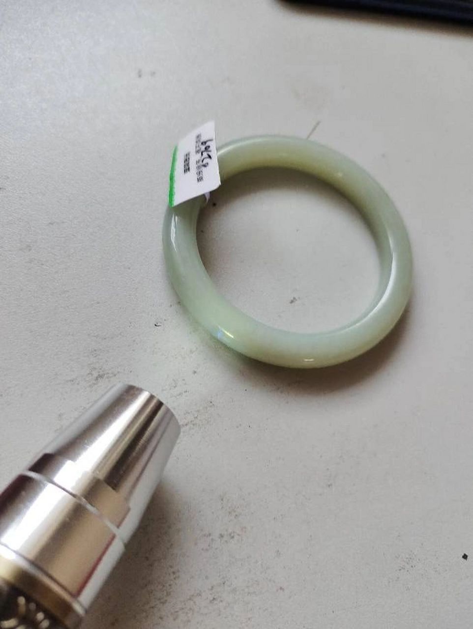 和田玉居然还有注胶? 今天用紫光灯照了照意外发现了荧光反应!