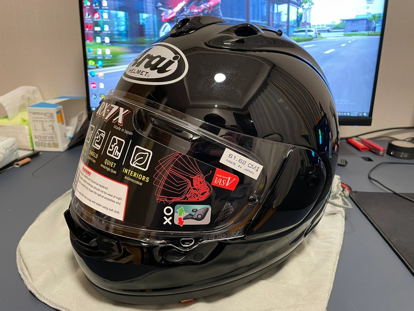 arai rx7x 新头盔 真假辨别 网上订的一个arai的rx7x 亮黑的盔,不知道