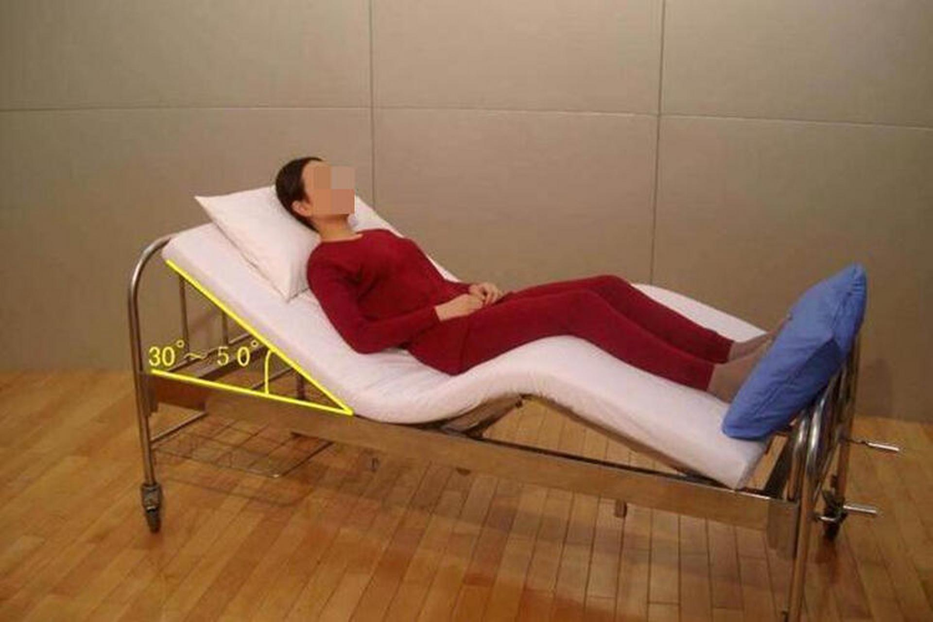 98半坐位又称半坐卧位或半卧位,是一种仰卧,床头抬起30°-50°的