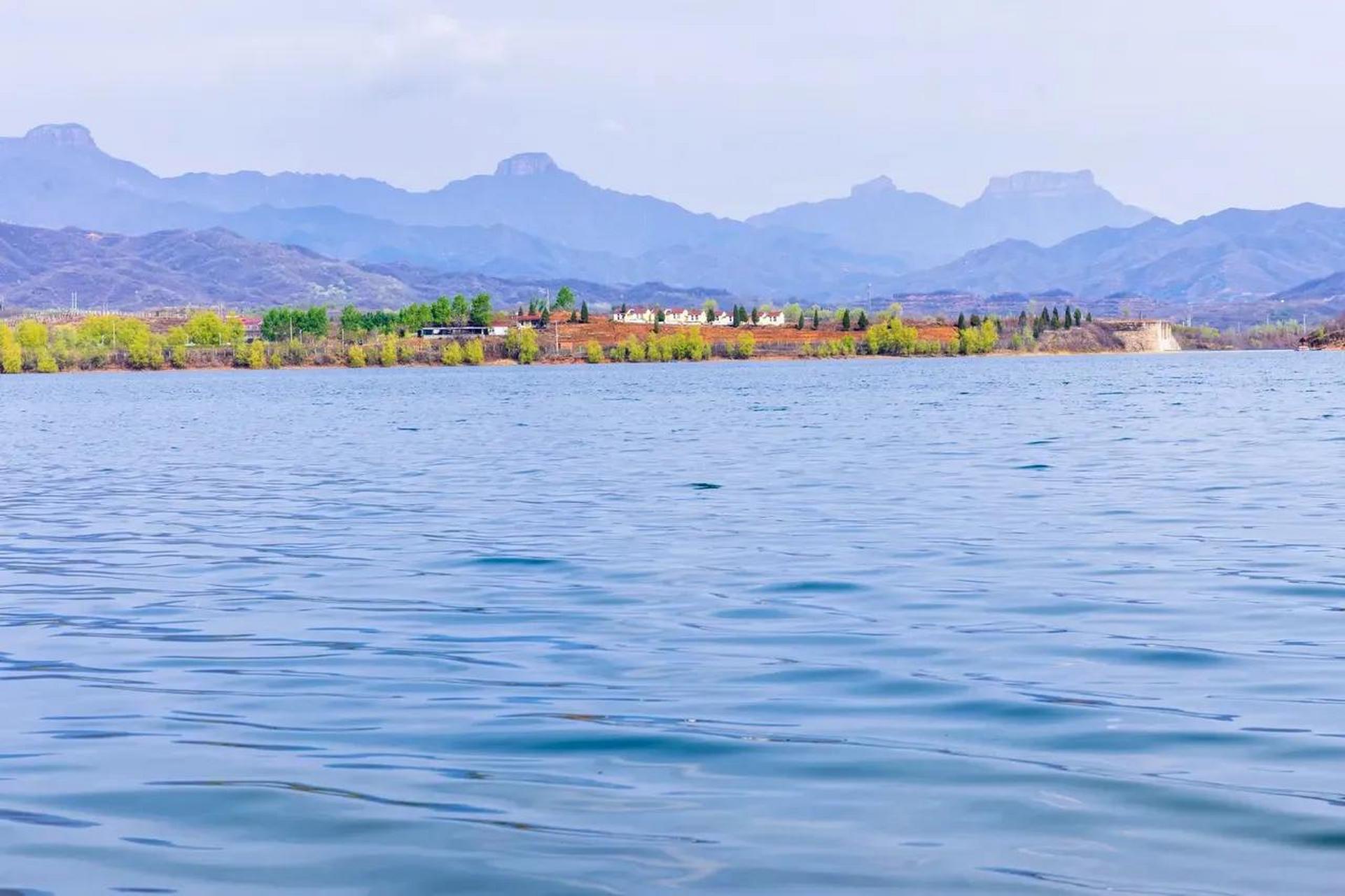 石家庄赞皇县白草坪水库又名翠屏湖,锁云湖,位于该县西南部山区,槐河