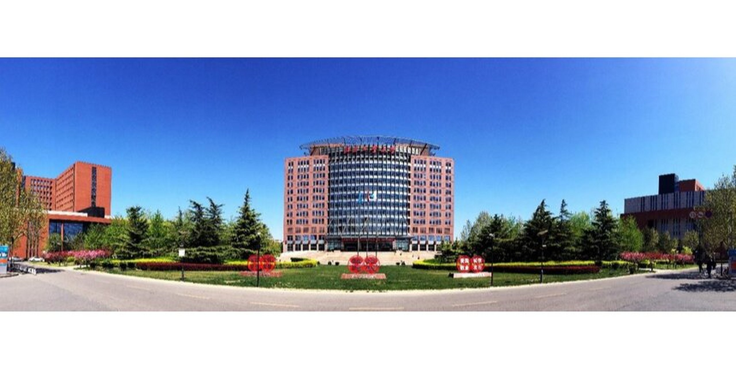 长春国际商务学院:跨国教育的桥梁 选择高等教育的道路,无疑是每位