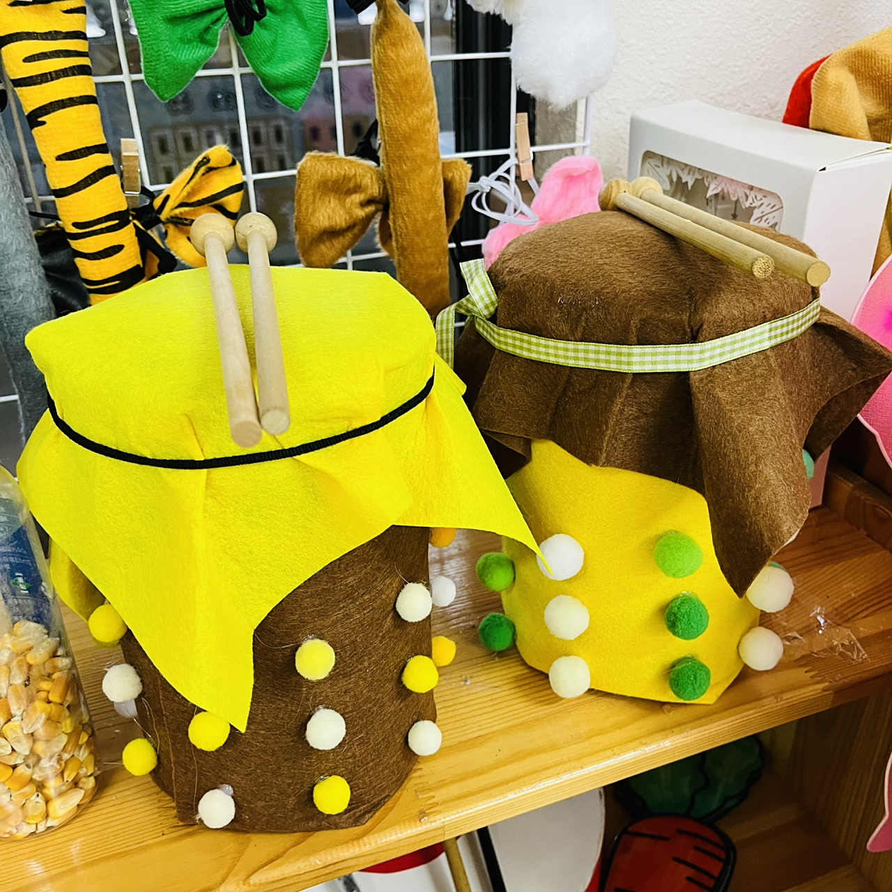 幼儿园表演区布置及其材料投放 悦享区域,心随"音"动 ,身随"舞"动.