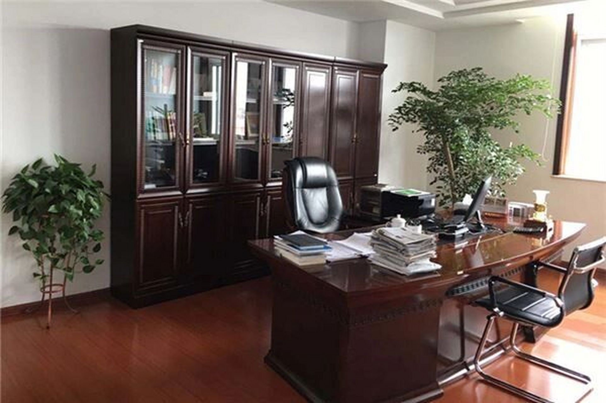 办公室风水(其一) 1.背后有靠,升官有靠 安置办公桌,后方要有靠.