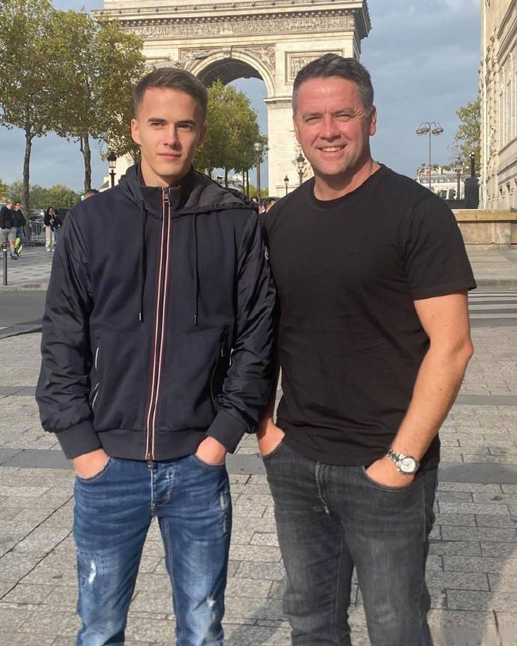 迈克尔·欧文michaelowen 晒出父子同框照庆祝儿子18岁