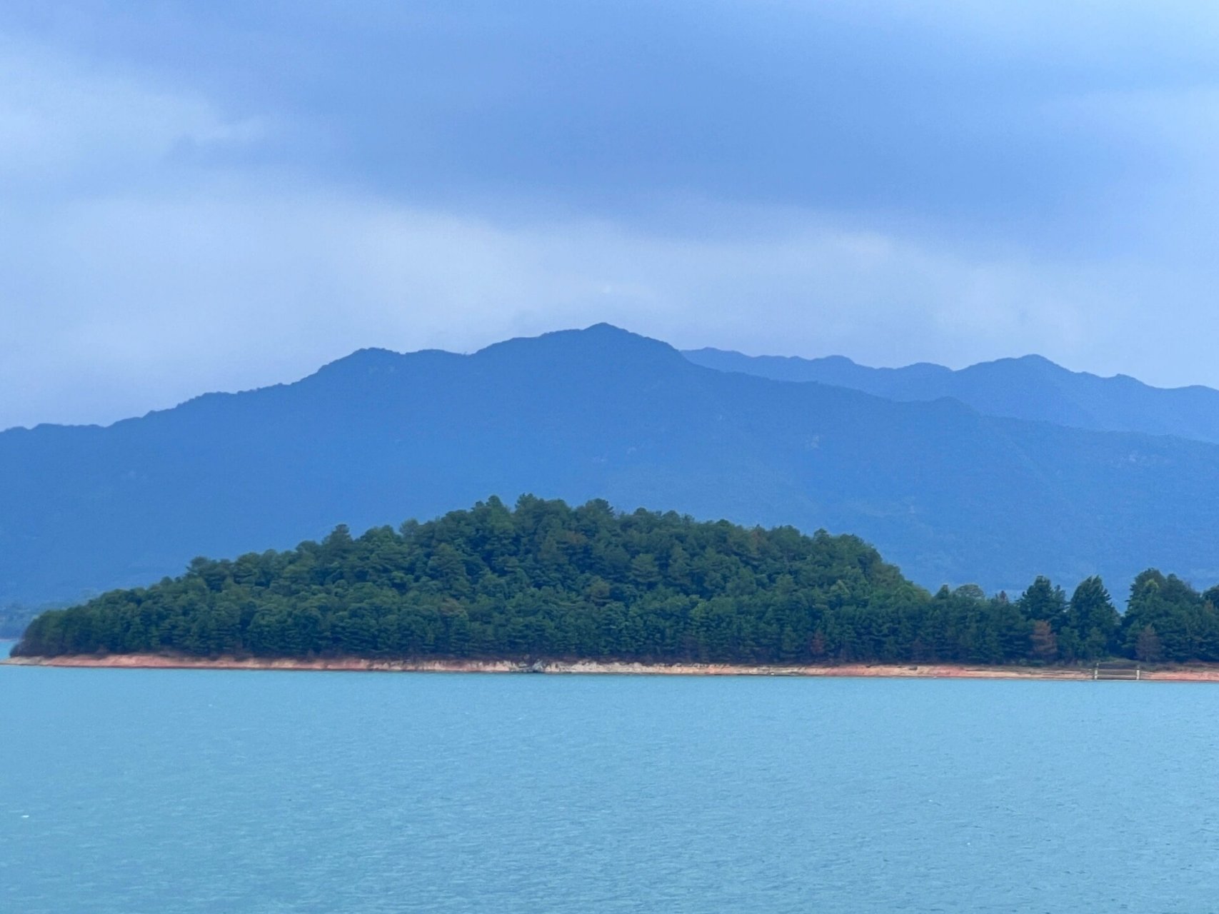 郴州小洱海|白廊游玩攻略 宽阔的湖面,零星散落的岛屿, 远处的青山,如