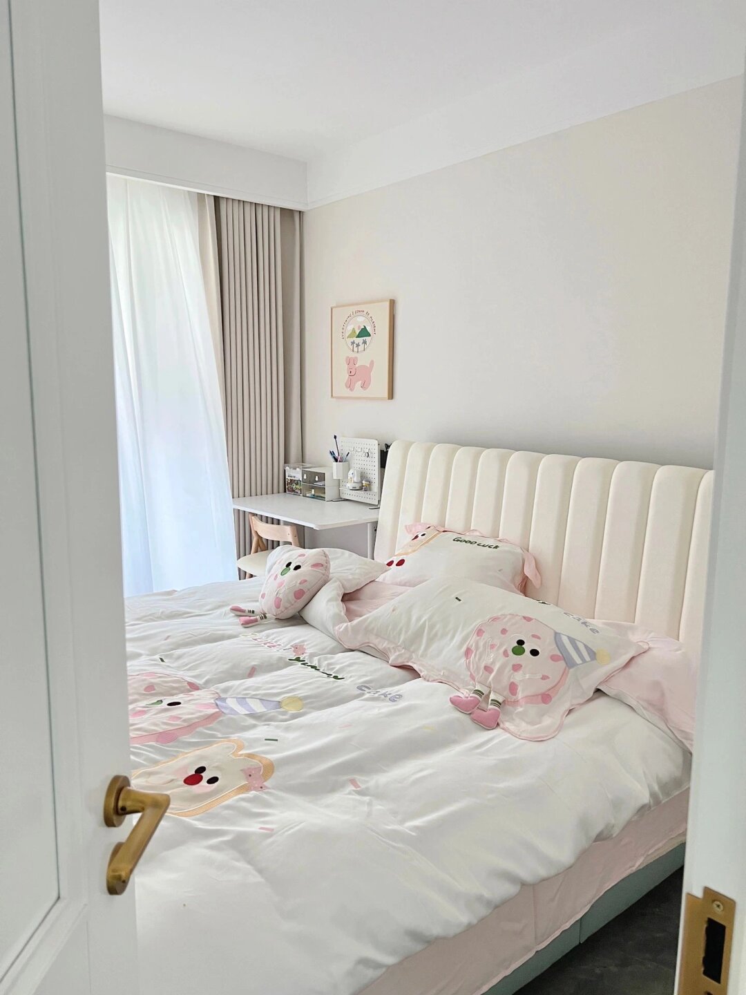 白床头背景白色儿童房实拍床头放牛奶图片粉嫩床头背景动漫主题卧室