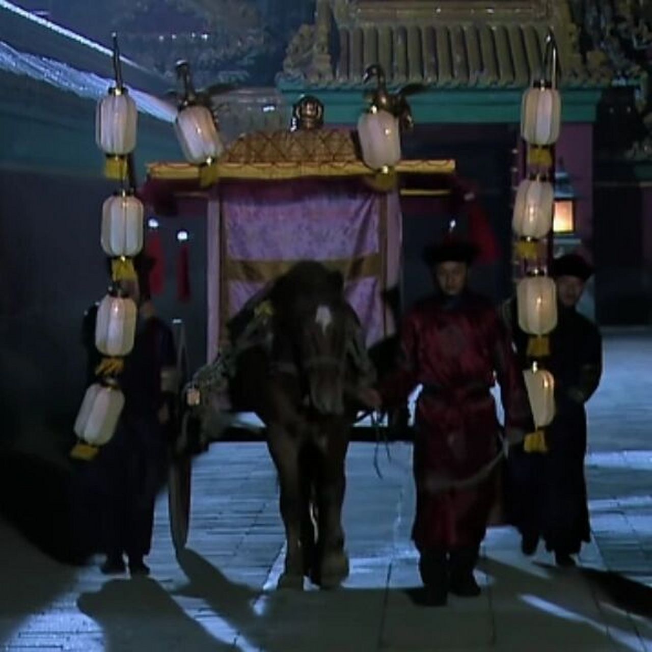 你别说,凤鸾春恩车是漂亮 安陵容坐进去以后整个人都自信了,气质up up