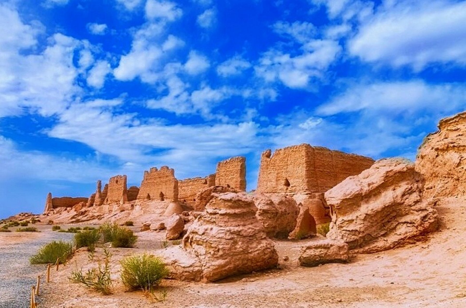 "千佛洞"          	 91 中国莫高窟又称"千佛洞",位于甘肃河西走廊