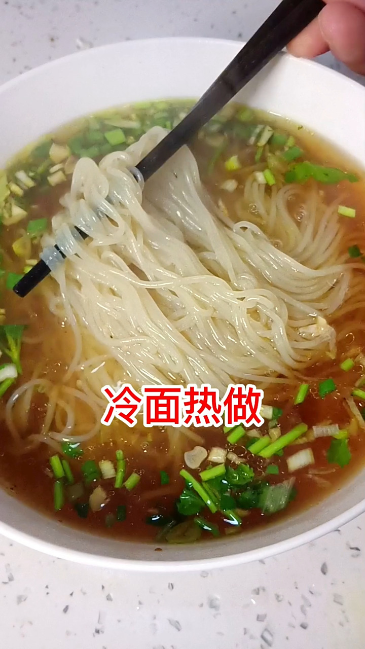 冷面热做 我们这边的面馆都是浇骨头汤,上桌还可以自己调味,有麻酱汁,