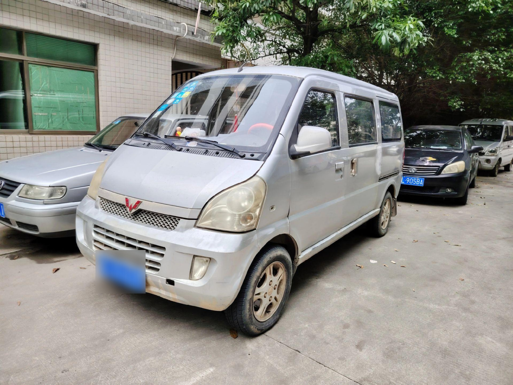 车主急用钱,低价转让出售,11年五菱荣光面包车,1.