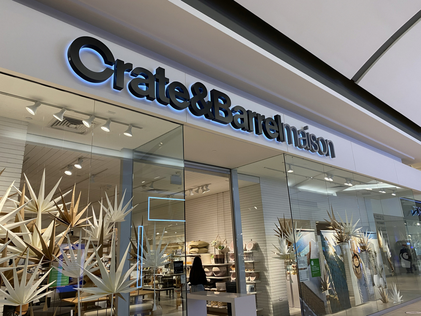 crate & barrel 	 第一次买房子的时候,家具就都在他家买的.
