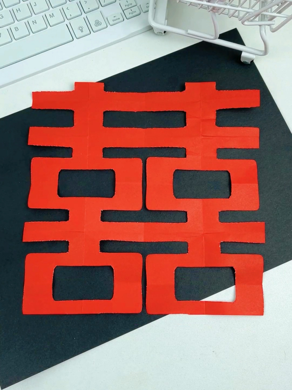 只剪2刀完成一张红双喜剪纸!学不会算我输! 只需正方形纸超级简单!