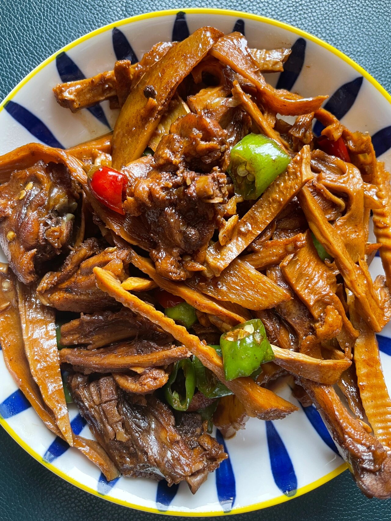 这道干笋焖鸭真的巨好吃 需要的食材有鸭肉,干笋,青红辣椒,姜蒜花椒