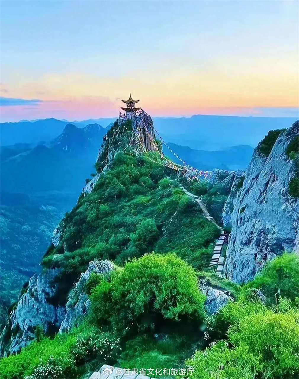 登临莲花山,在山巅看山看水看人间 #临夏文化旅游# 在洮河与冶木河曲