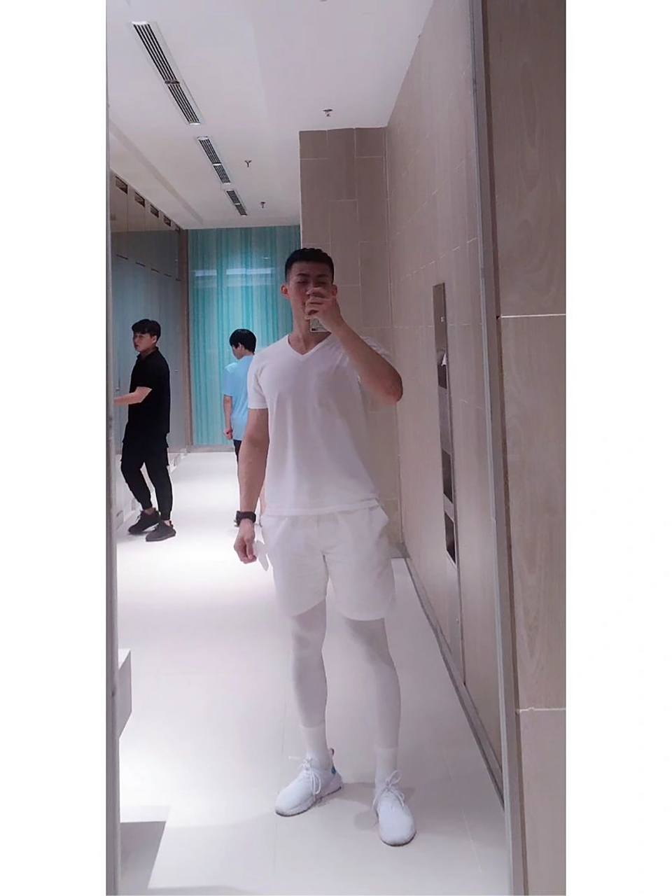 男孩子如何搭配白色的裤袜 一身白是最好的选择