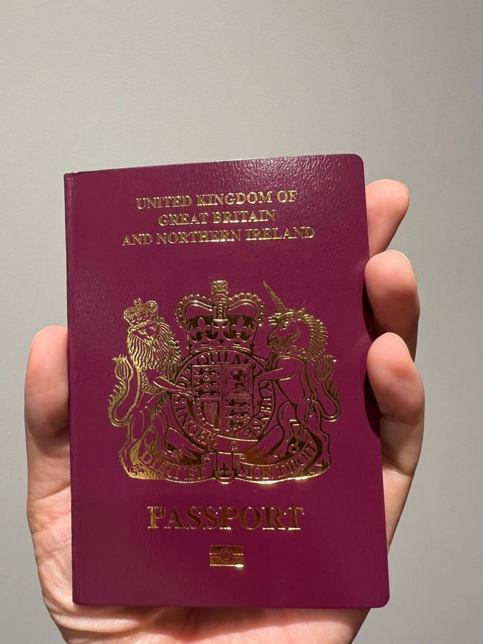 英国已经脱了欧,那几年还在过渡期,但酒红色的护照封面已经没了