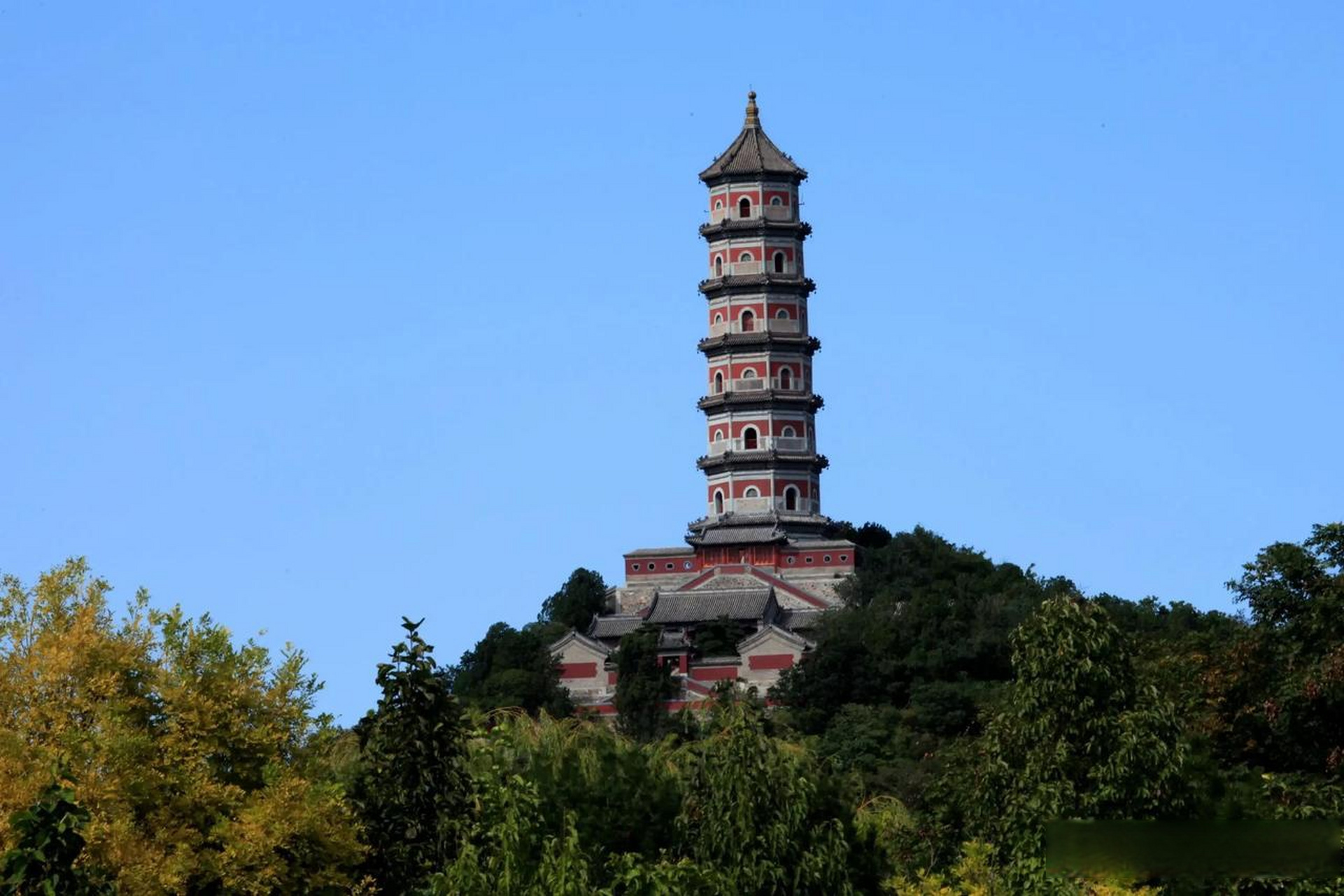 老远就能看见那巍峨的宝塔,高高地耸立在山顶,关于玉泉山的宝塔还有一