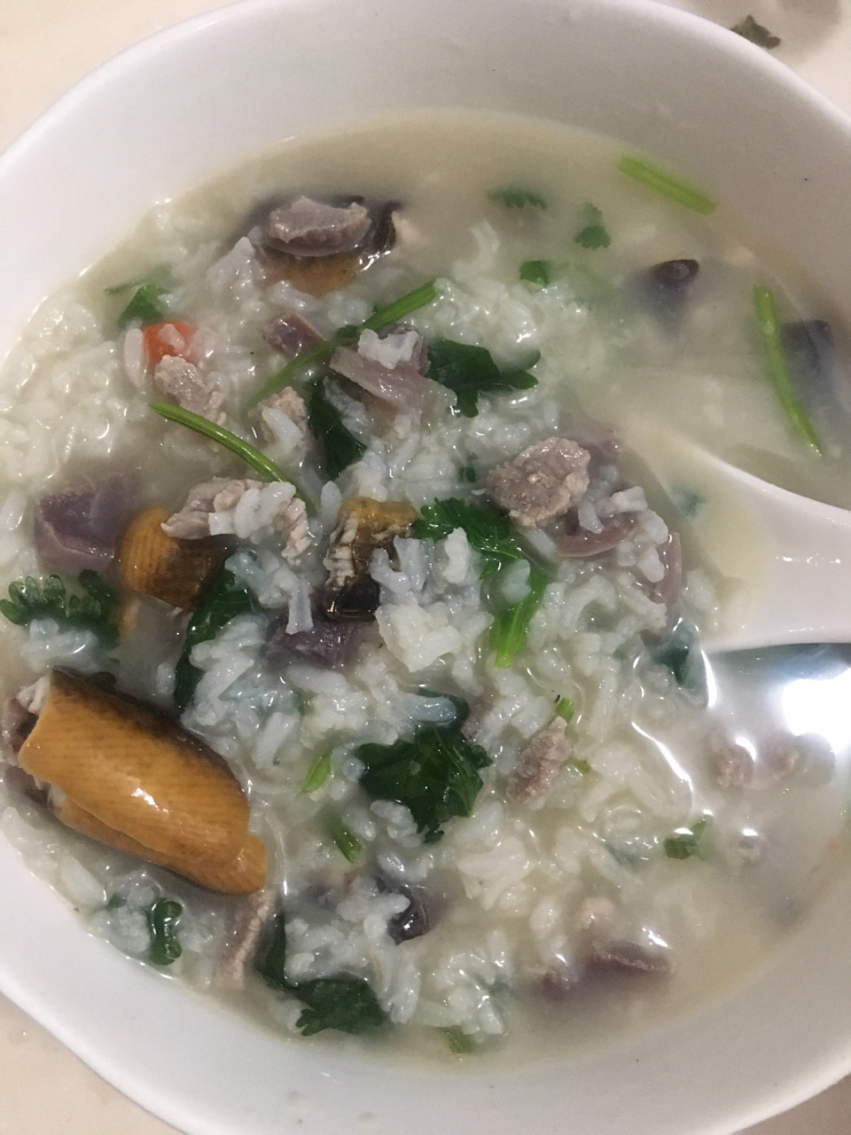 大碗黄鳝粥 黄鳝一条,鸭肾一个,一点瘦肉,还有姜丝,枸杞,香菜. 足料的