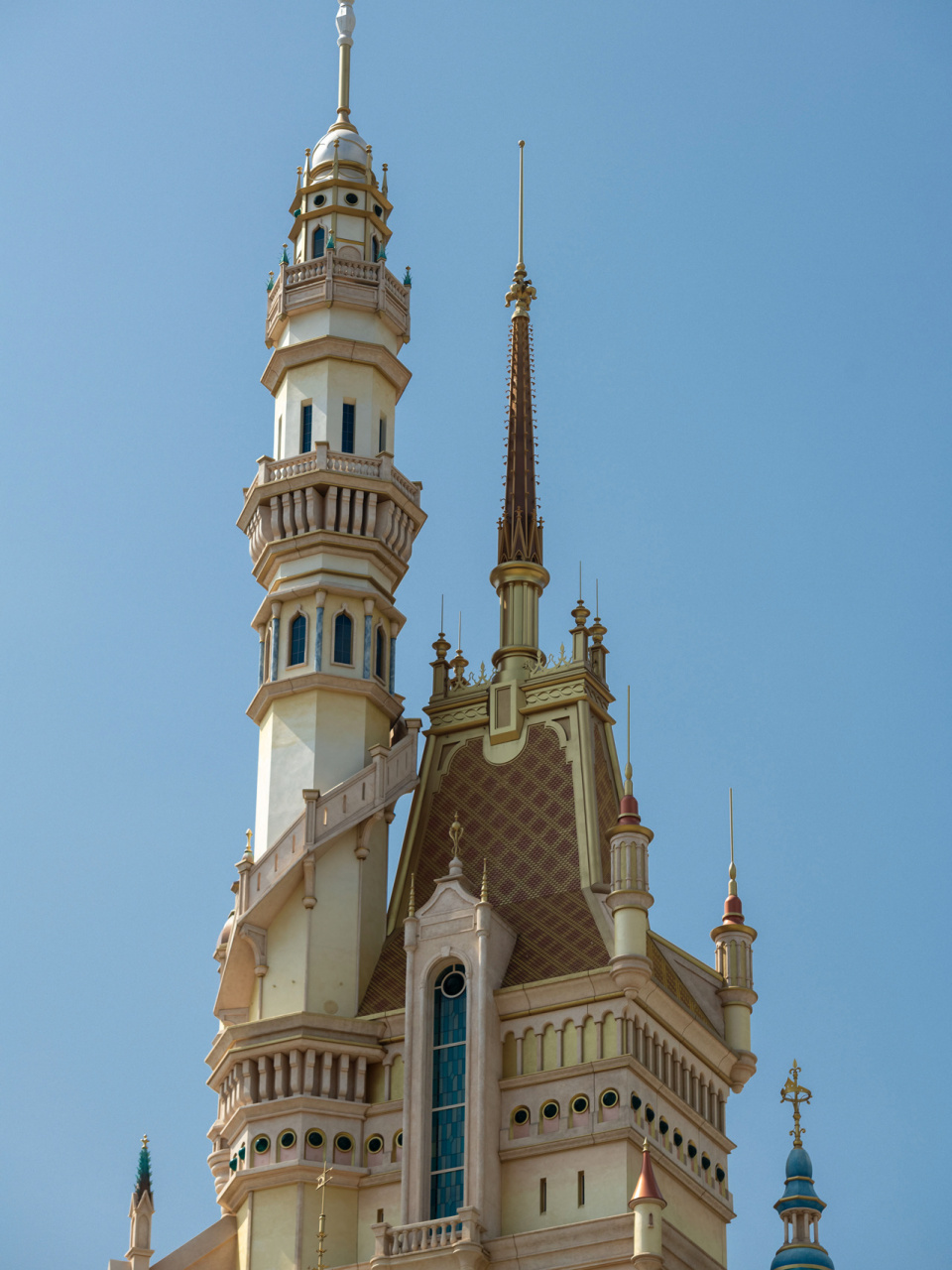 香港迪士尼新城堡的每个塔尖都代表一位公主 香港迪士尼乐园的新城堡"