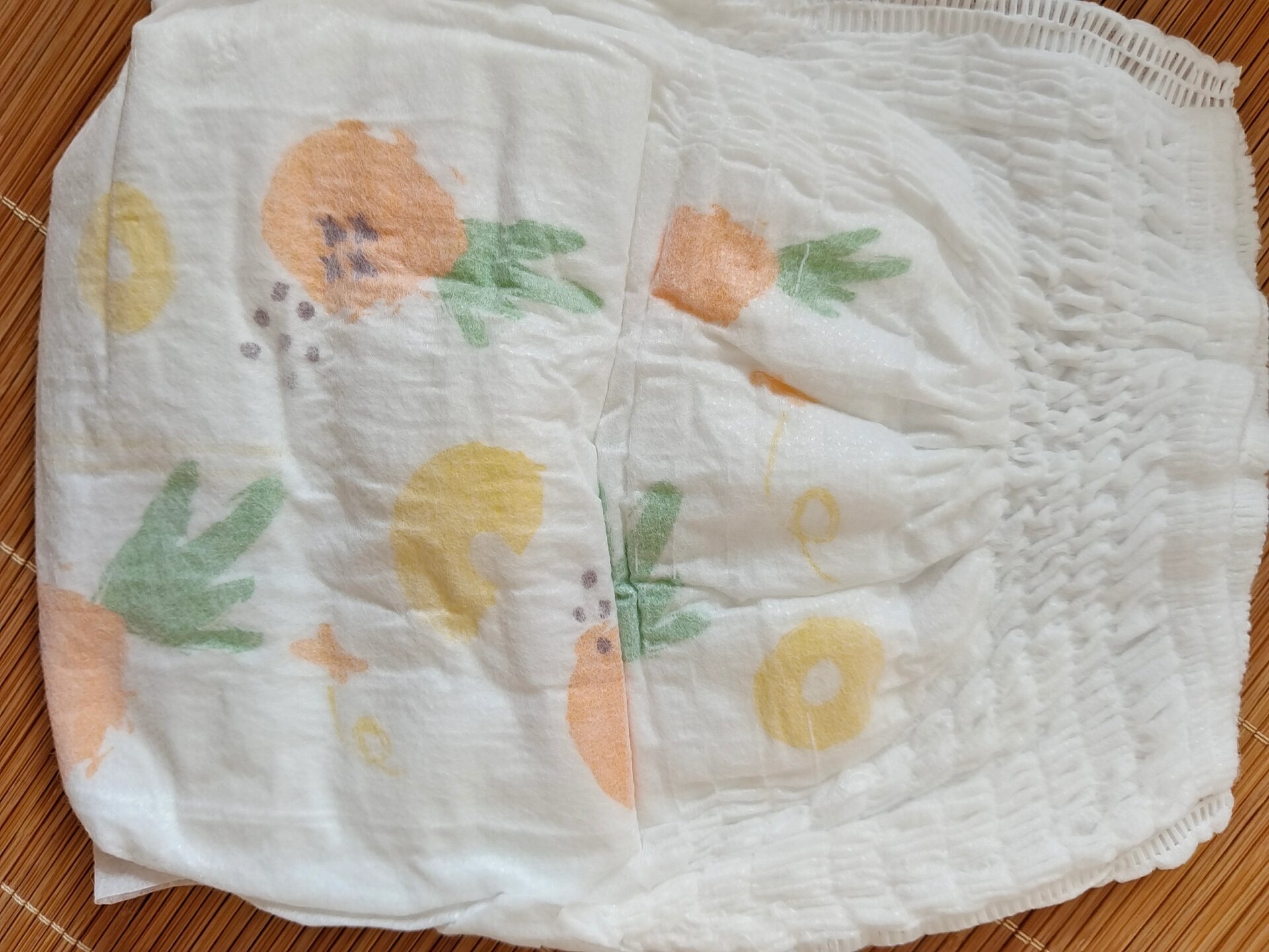 纸尿裤测评之33巴布豆菠萝裤 纸尿裤比较厚实,夏天用不太合适手感一般