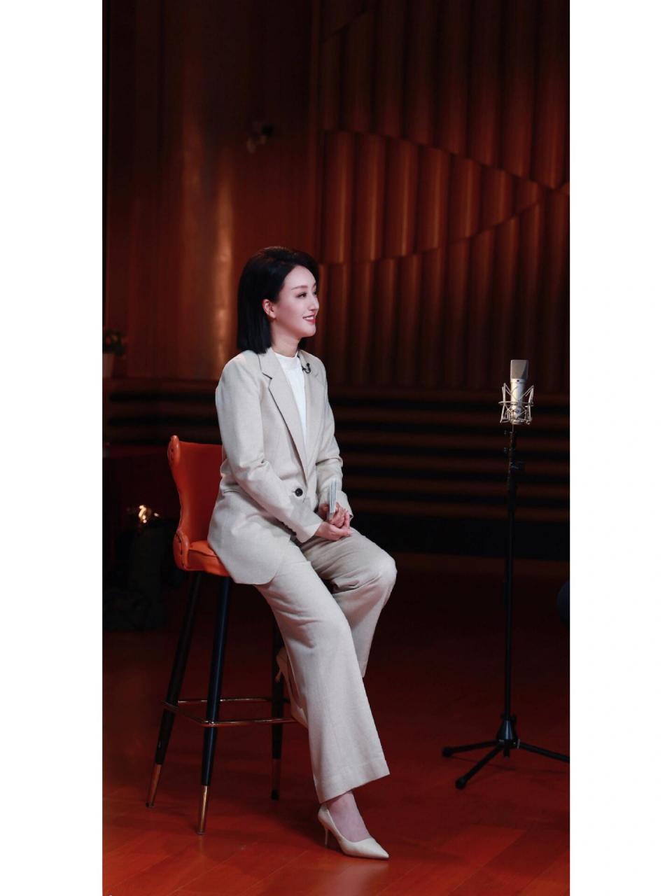 袁昕星 优雅知性的浅沙色中和硬朗 挺括简洁的的廓形线条极具气场