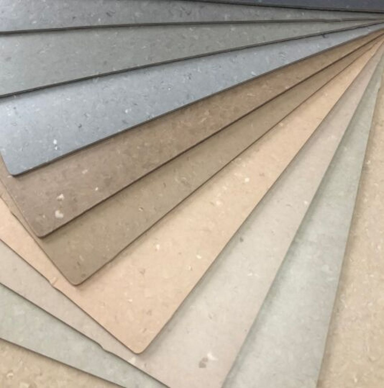 多层复合pvc地板是一种新型的地板材料,它具有防水,防潮,耐磨,易墙噜