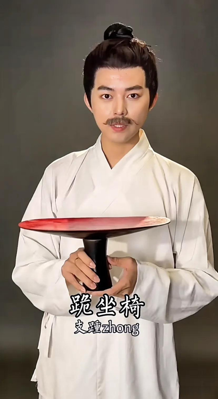 跪坐是中国古人最常用的坐姿,跨越了周秦汉唐一千多年,既没有出现日本