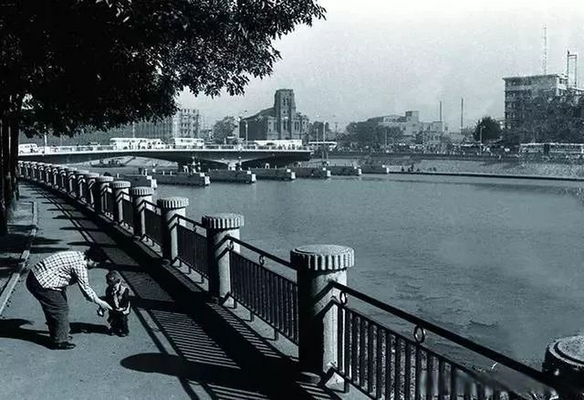 老照片:1983年11月26日,改变河道后的天津三岔口景色宜人,那时的狮子